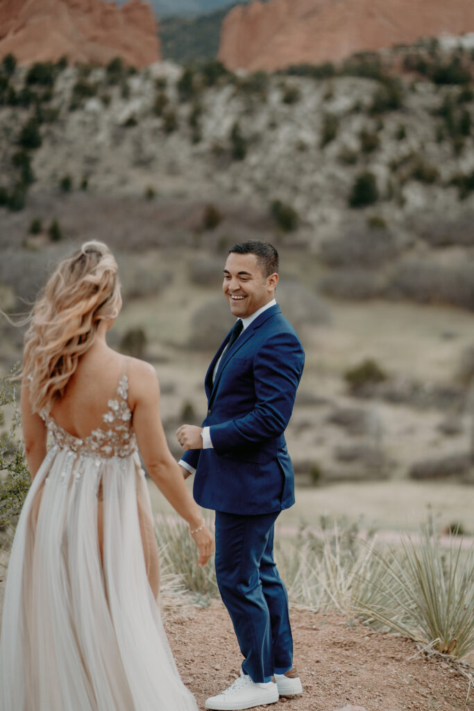 couple shares their first look at their garden of the gods elopement